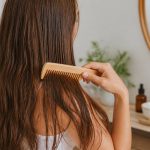 Comment démêler cheveux : astuces naturelles pour une chevelure douce et sans nœuds